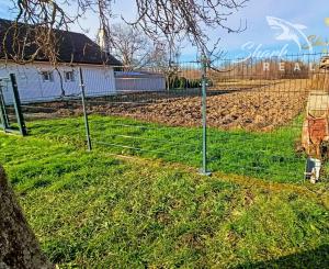 Rovinatý investičný pozemok neďaleko diaľnice