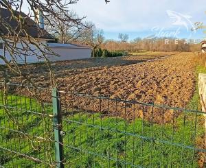 Rovinatý investičný pozemok neďaleko diaľnice