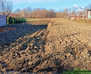 Rovinatý investičný pozemok neďaleko diaľnice