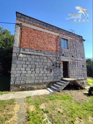 Stavebný pozemok so starším domom na predaj 