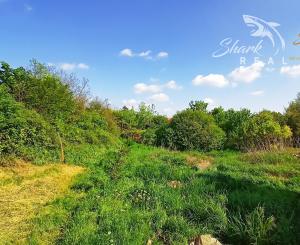 Stavebný pozemok so starším domom na predaj 