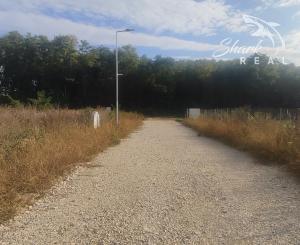 Shark real  ponúka  na predaj pozemok v Nitre,  Lukov dvor.  Plocha: pozemku 1645m2. 