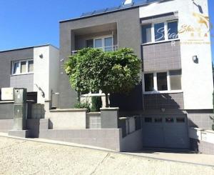 Jedinečná apartmánová nehnutelnosť s bazénom a záhradou