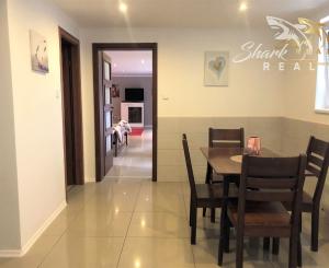 Jedinečná apartmánová nehnutelnosť s bazénom a záhradou