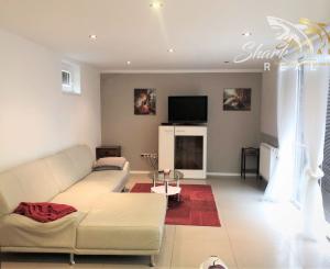 Jedinečná apartmánová nehnutelnosť s bazénom a záhradou