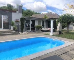 Jedinečná apartmánová nehnutelnosť s bazénom a záhradou