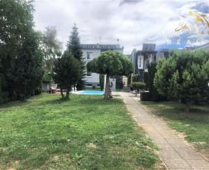 Jedinečná apartmánová nehnutelnosť s bazénom a záhradou