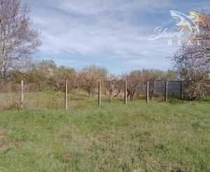 Pekný rovinatý pozemok v Poľnom Kesove