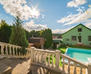 VÝRAZNÁ ZĽAVA! Očarujúci penzión s reštauráciou, bazénom, welness a ihriskom