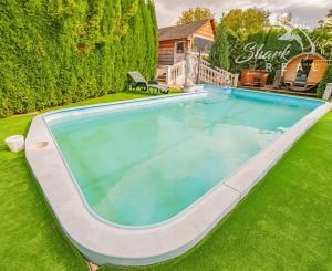 VÝRAZNÁ ZĽAVA! Očarujúci penzión s reštauráciou, bazénom, welness a ihriskom