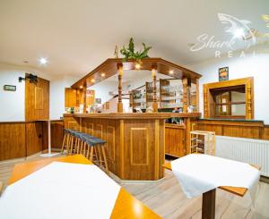 VÝRAZNÁ ZĽAVA! Očarujúci penzión s reštauráciou, bazénom, welness a ihriskom