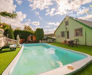 VÝRAZNÁ ZĽAVA! Očarujúci penzión s reštauráciou, bazénom, welness a ihriskom