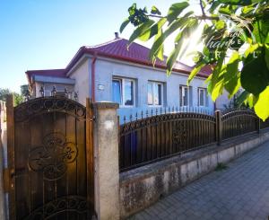 Znížená cena. Zrekonštruovaný rodinný dom vo Veľkých Kostoľanoch