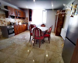 Znížená cena. Zrekonštruovaný rodinný dom vo Veľkých Kostoľanoch