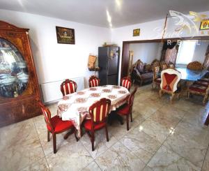 Znížená cena. Zrekonštruovaný rodinný dom vo Veľkých Kostoľanoch