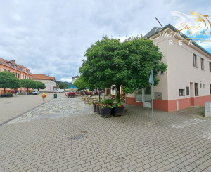 Dom na námestí. Bývanie a podnikanie v jednom.