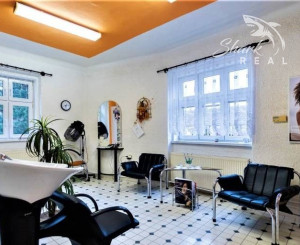 Dom na námestí. Bývanie a podnikanie v jednom.