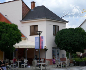 Dom na námestí. Bývanie a podnikanie v jednom.