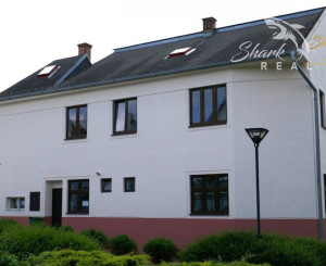 Dom na námestí. Bývanie a podnikanie v jednom.