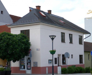 Dom na námestí. Bývanie a podnikanie v jednom.