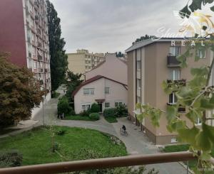 Na predaj priestranný slnečný 3-izbový byt na Krajinskej ulici