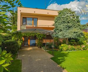 Peknučký zrekonštruovaný dom s veľkou úžitkovou záhradou