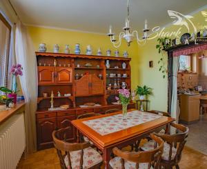 Peknučký zrekonštruovaný dom s veľkou úžitkovou záhradou