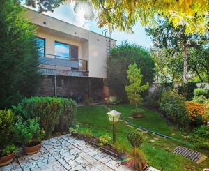 Peknučký zrekonštruovaný dom s veľkou úžitkovou záhradou