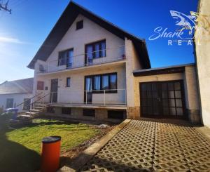 Priestranný 3-podlažný rodinný dom, pozemok 3544 m2