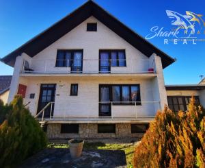 Priestranný 3-podlažný rodinný dom, pozemok 3544 m2