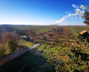 Priestranný 3-podlažný rodinný dom, pozemok 3544 m2