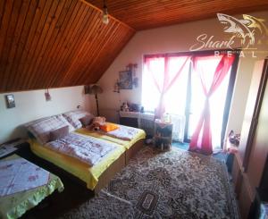 Priestranný 3-podlažný rodinný dom, pozemok 3544 m2