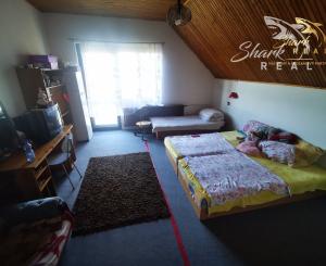 Priestranný 3-podlažný rodinný dom, pozemok 3544 m2