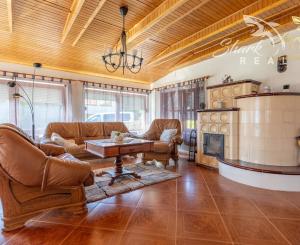 Jedinečná rodinná usadlosť s bazénom, posilňovňou, wellness a hosťovským domom