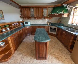 Jedinečná rodinná usadlosť s bazénom, posilňovňou, wellness a hosťovským domom