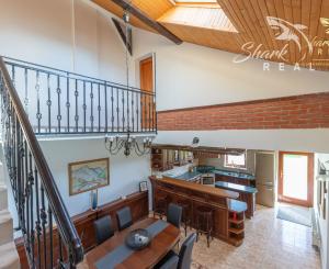 Jedinečná rodinná usadlosť s bazénom, posilňovňou, wellness a hosťovským domom