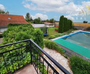 Jedinečná rodinná usadlosť s bazénom, posilňovňou, wellness a hosťovským domom