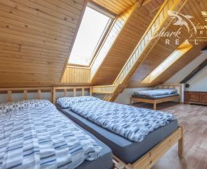 Jedinečná rodinná usadlosť s bazénom, posilňovňou, wellness a hosťovským domom