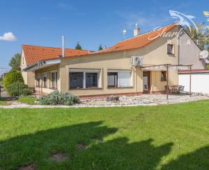 Jedinečná rodinná usadlosť s bazénom, posilňovňou, wellness a hosťovským domom