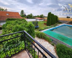 Jedinečná rodinná usadlosť s bazénom, posilňovňou, wellness a hosťovským domom