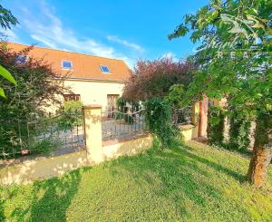 Jedinečná rodinná usadlosť s bazénom, posilňovňou, wellness a hosťovským domom