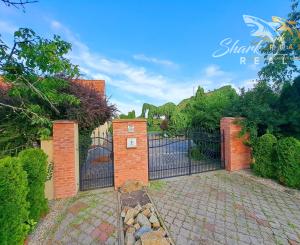 Jedinečná rodinná usadlosť s bazénom, posilňovňou, wellness a hosťovským domom