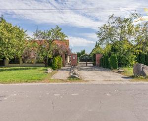 Jedinečná rodinná usadlosť s bazénom, posilňovňou, wellness a hosťovským domom