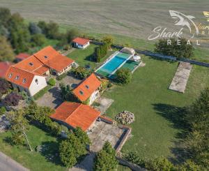 Jedinečná rodinná usadlosť s bazénom, posilňovňou, wellness a hosťovským domom