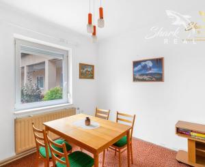 Priestranný 5-izbový dom s veľkým pozemkom v obci Iža