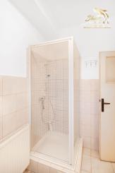 Priestranný 5-izbový dom s veľkým pozemkom v obci Iža