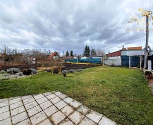 Pekná záhrada s chatkou, terasou a krbom na okraji mesta.