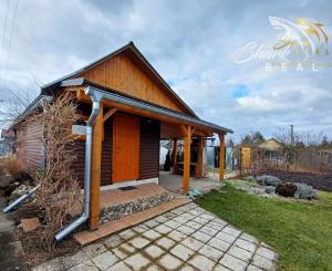 Pekná záhrada s chatkou, terasou a krbom na okraji mesta.