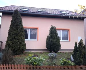 ZNÍŽENÁ CENA - Útulný rodinný dom s veľkou upravenou záhradou