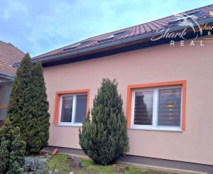 ZNÍŽENÁ CENA - Útulný rodinný dom s veľkou upravenou záhradou